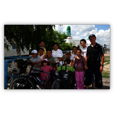 In einem Dorf in Kasachstan: Der Direktor hat alle Schüler und Lehrerinnen herausgerufen, ich muss einen kurzen Unterricht in Geografie geben. (Juni 2013)