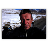 Vier Tage lang nicht gewaschen, in 4000 Metern Höhe etwas aufgequollen und mit aufgesprungenen Lippen - auf dem Karakorum Highway Richtung Pakistan.