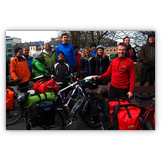 Einige der Begleiter auf den ersten Etappen der Weltumradlung (v.l.): Herbert Schneider, Thomas Bender, Roswitha Stöhr, Hans Stöhr, Claus Lunz, Christian Buzek, Burkhard Frensch, Gertrud Härer, Jörn Pfeil, Lucia Härer und (ganz rechts) Jörg Gruner.