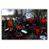 Einige der Begleiter auf den ersten Etappen der Weltumradlung (v.l.): Edgar Maass, Herbert Schneider, Thomas Bender, Roswitha Stöhr, Hans Stöhr, Claus Lunz, Christian Buzek, Burkhard Frensch, Gertrud Härer, Jörn Pfeil, Lucia Härer -- von rechts: Wolfgang Renz,  Martin Kirchner, Jörg Gruner.